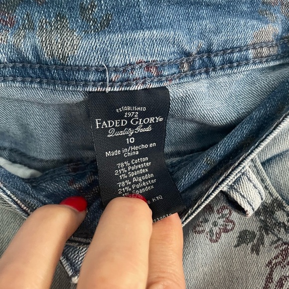 Faded Glory Blue Flowered Jean Shorts in size 10 - Picture 4 of 5